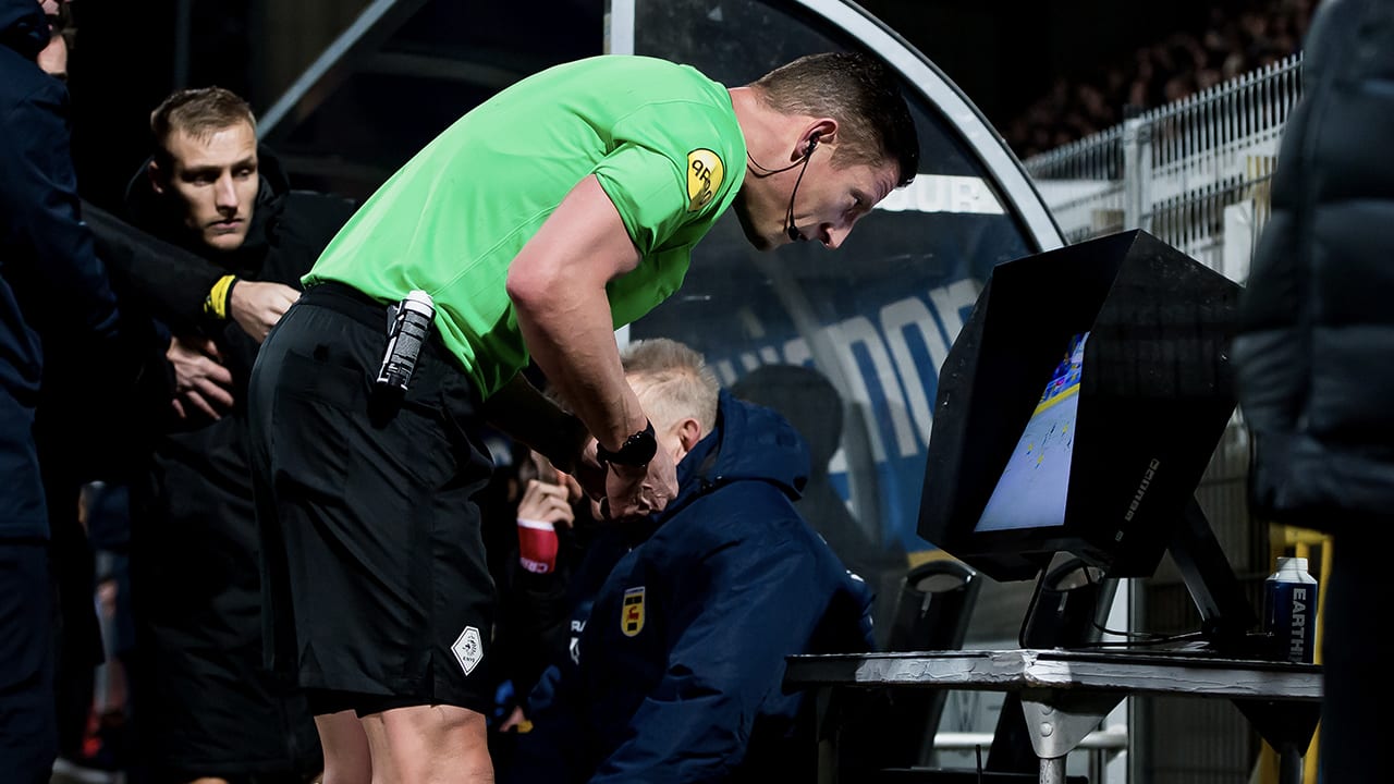 Twee penalty's en rode kaart Manschot teruggedraaid door VAR: 'Wat een onkunde'