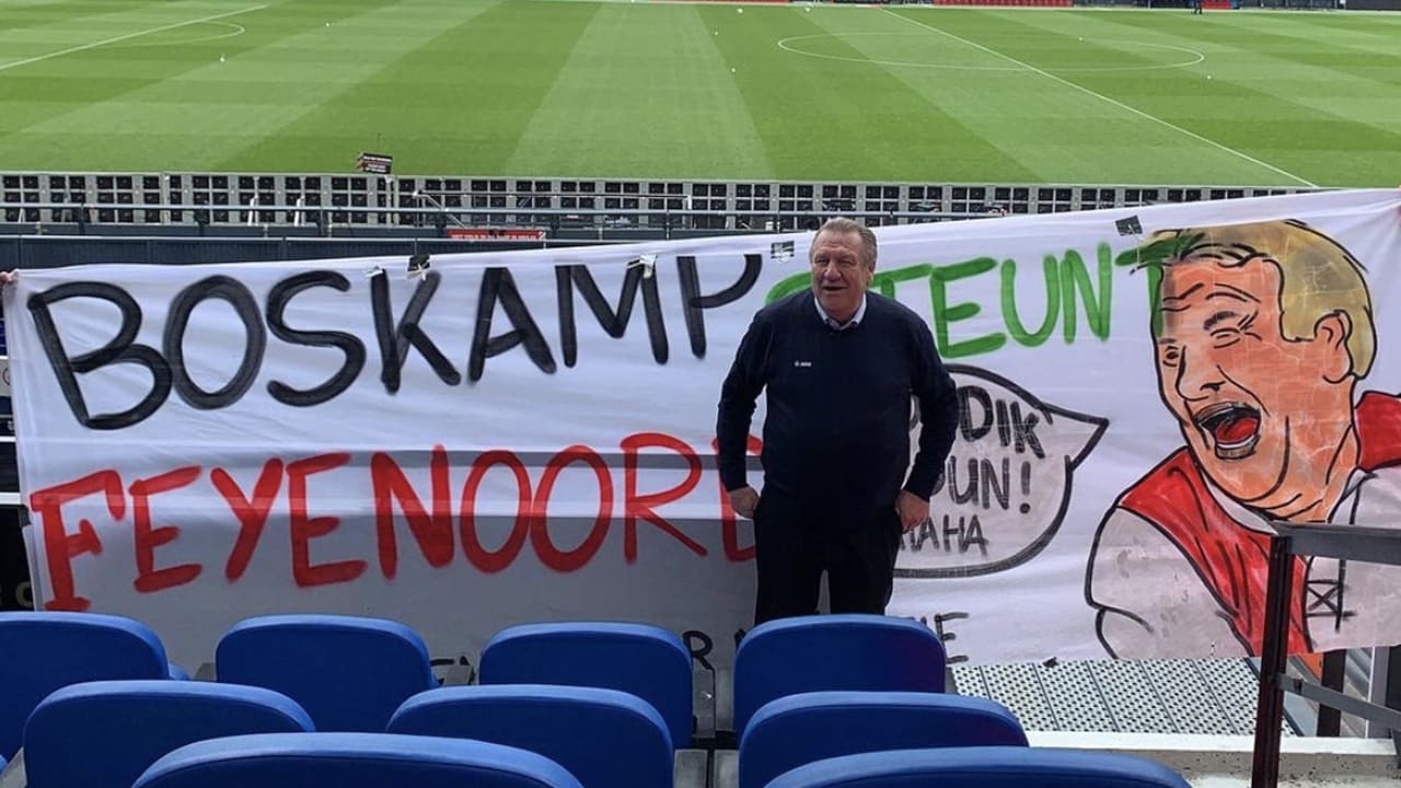 Jan Boskamp haalt spandoek op uit De Kuip