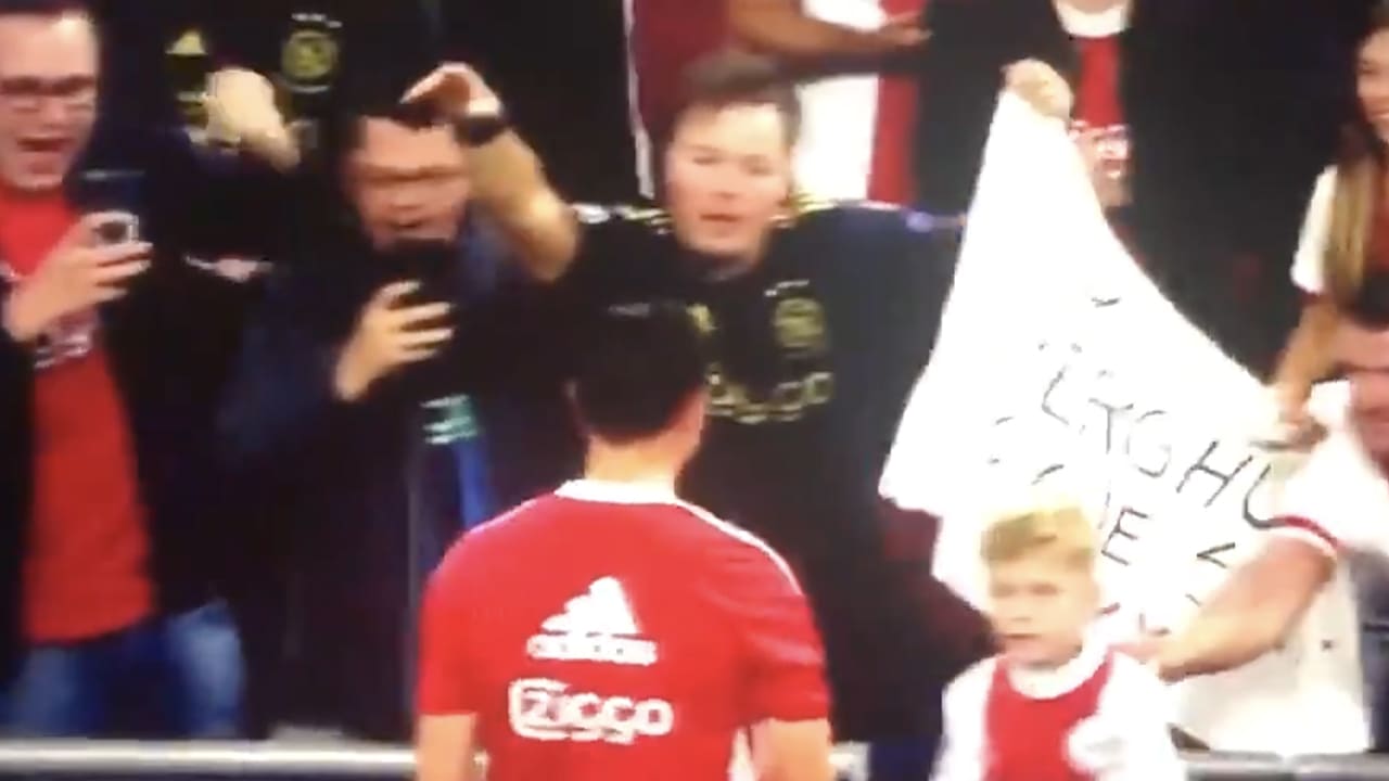 Berghuis maakt zich geliefd bij Ajax: nieuwe aanwinst geeft shirtje aan kind