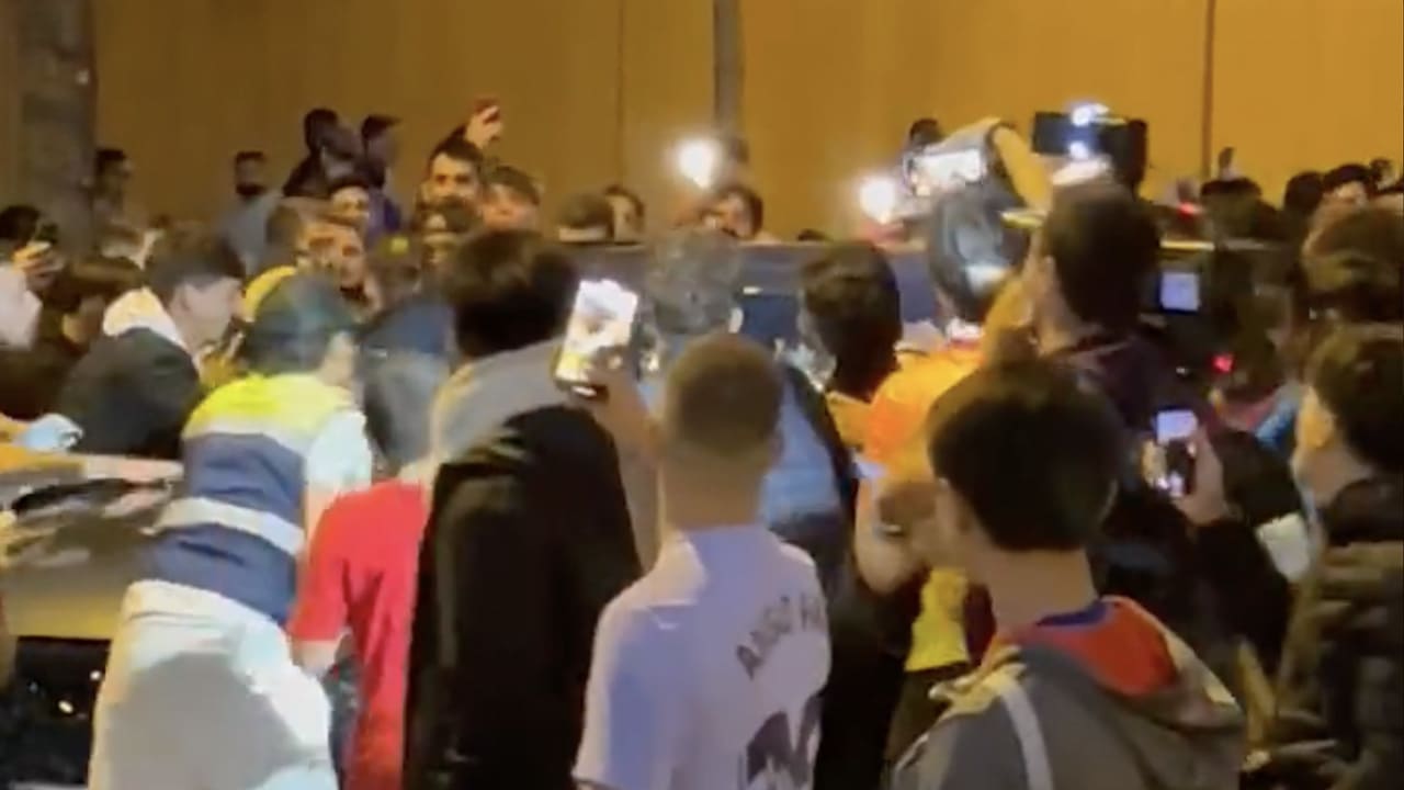 VIDEO: FC Barcelona-fans belagen auto van Koeman na nederlaag in Clásico