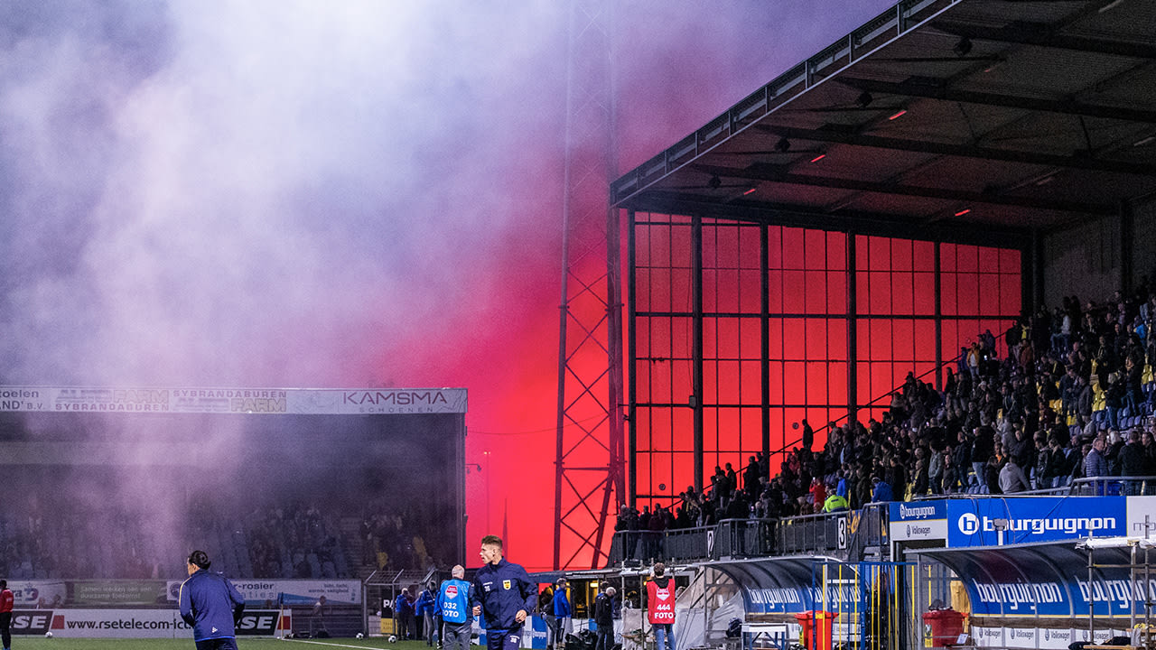 FC Emmen - ADO Den Haag stilgelegd wegens dichte mist en vuurwerk