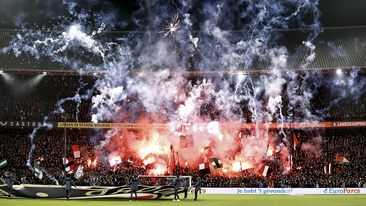 Oud-scheidsrechter beweert: 'De Kuip is het moeilijkste stadion om te fluiten'