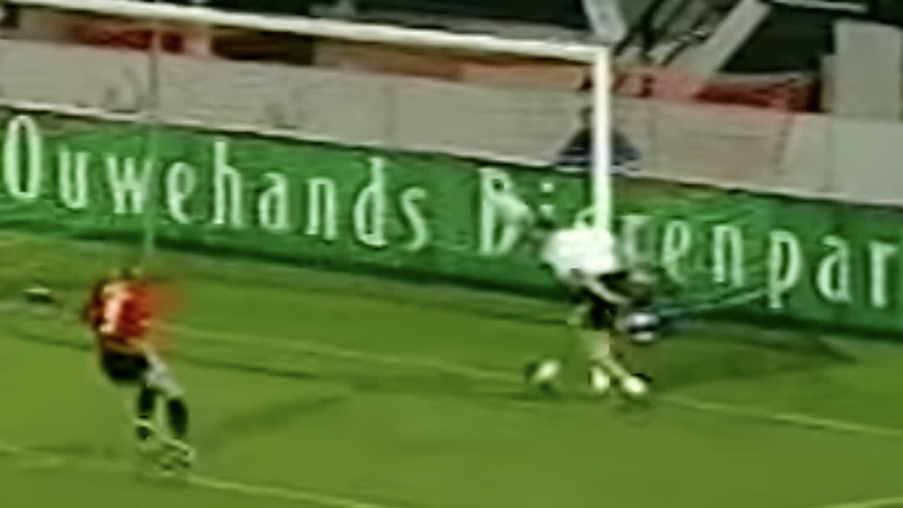 CLASSIC: De Treffers-verzorger kopt bal van doellijn en voorkomt goal NEC