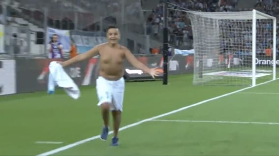 BAAS! Jonge Marseille-supporter grijpt kans en scoort in bomvol stadion