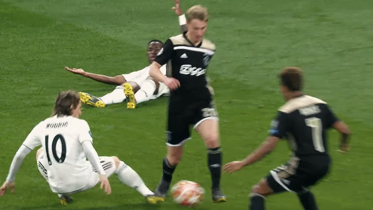 Ajax neemt met heerlijke compilatie-video afscheid van Frenkie de Jong