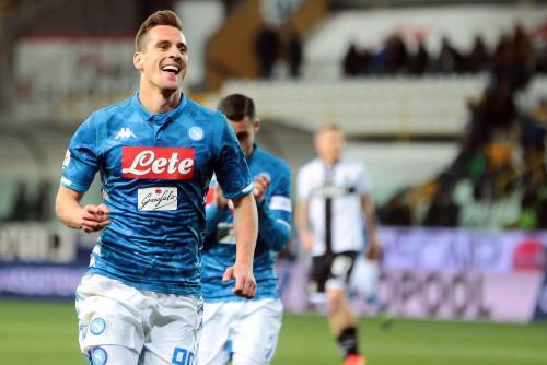 Milik leidt Napoli langs Parma