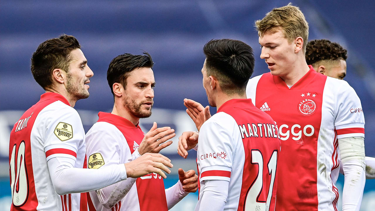 Ajax boekt simpele overwinning op PEC Zwolle