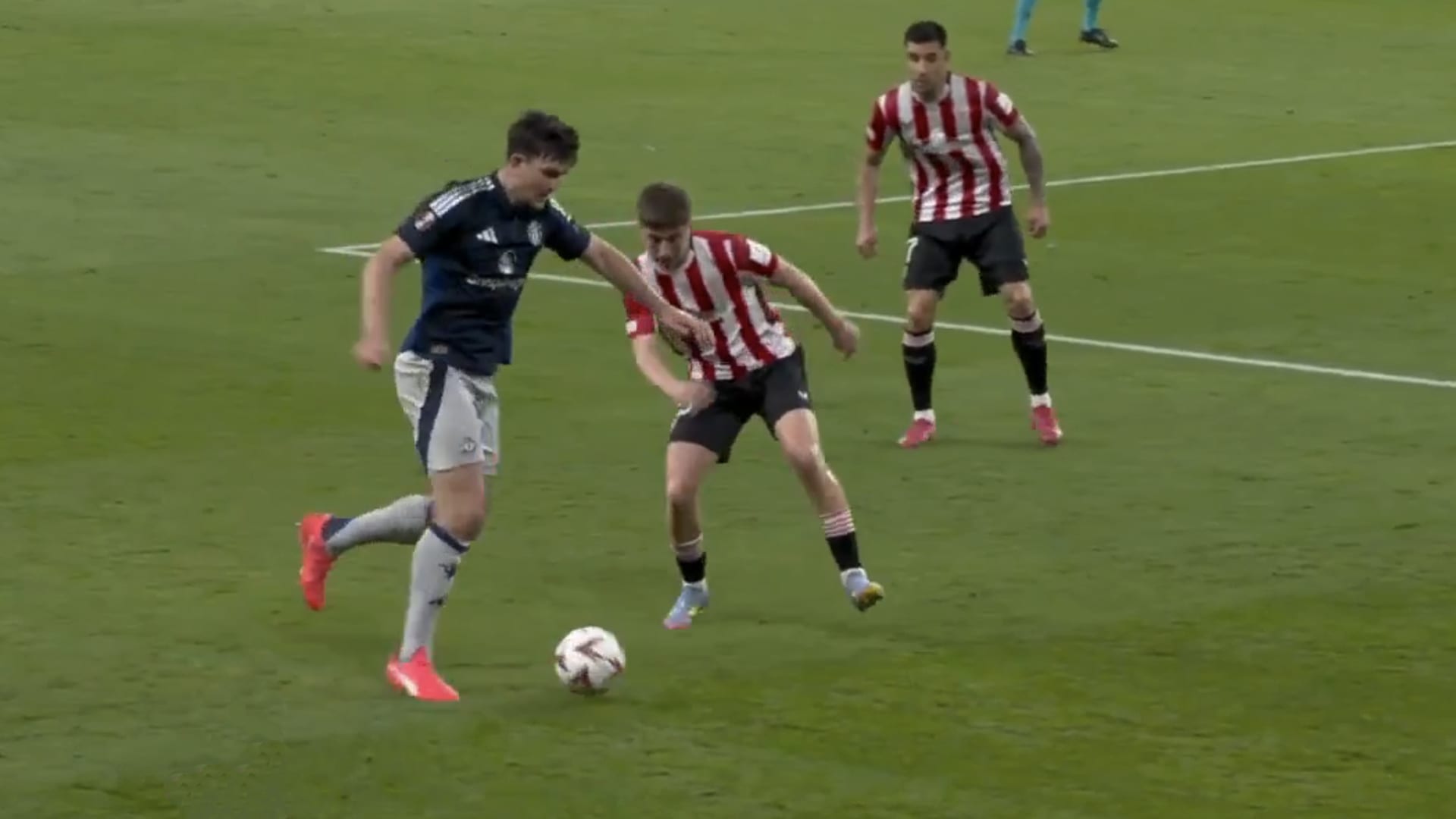 Video: Harry Maguire verrast vriend en vijand met zéér fraaie dribbel en piekfijne voorzet