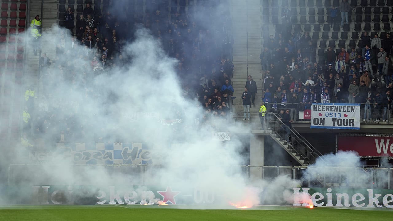 AZ - SC Heerenveen tijdelijk stilgelegd door vuurwerk op het veld