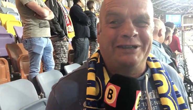PSV-fan op vingers getikt door politie: 'Je mag schijnbaar niet roken hier' 