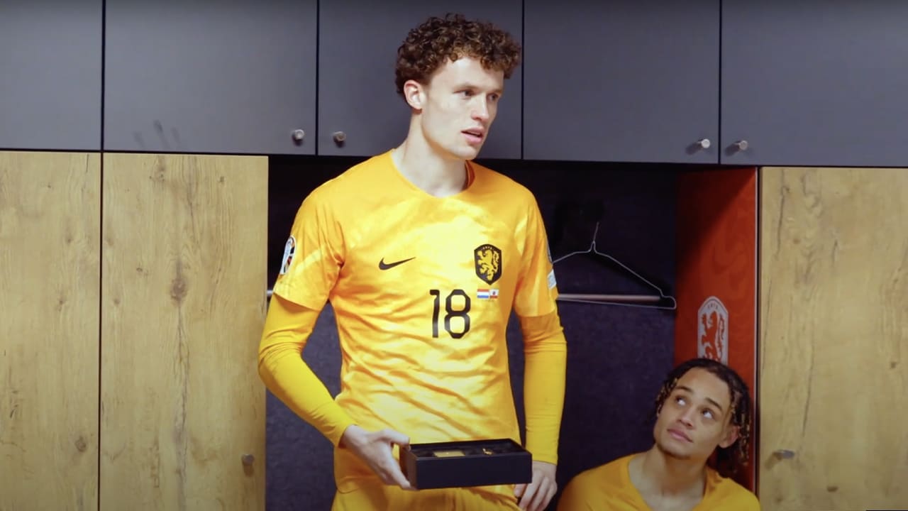 Video: Wieffer speecht in kleedkamer na debuut voor Nederlands Elftal