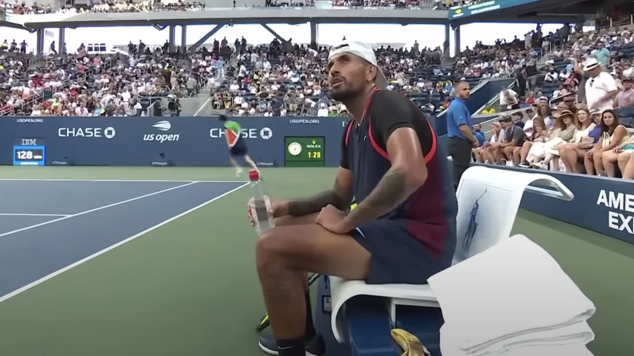 Video: Kyrgios klaagt over wietlucht tijdens US Open: 'Het is f*cking marijuana!'