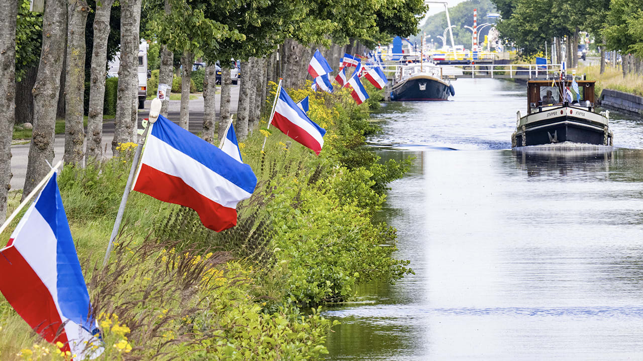 Rijkswaterstaat gaat vlaggen en spandoeken boeren verwijderen: 'Het is hartstikke gevaarlijk'