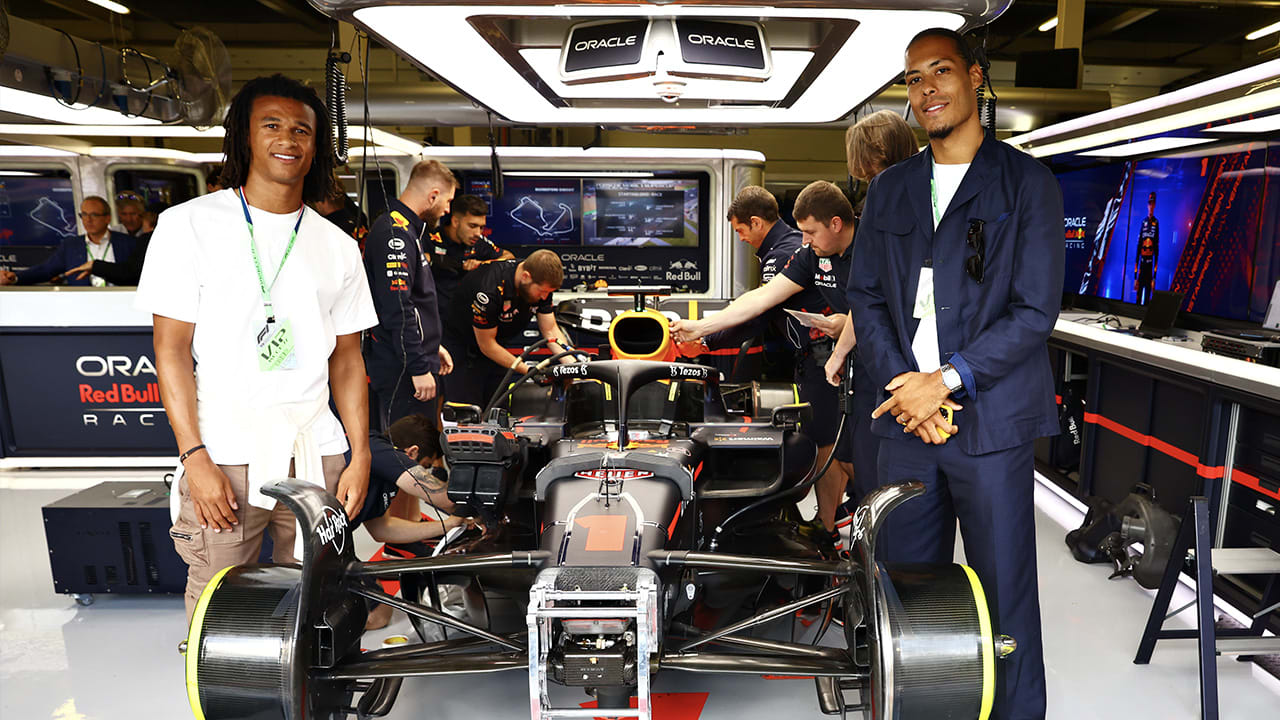 Oranje-spelers Virgil van Dijk en Nathan Aké op bezoek bij Max Verstappen op Silverstone