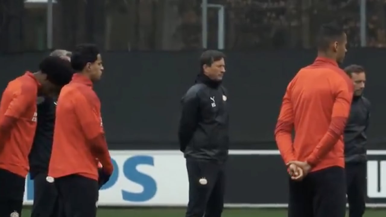 PSV houdt minuut stilte op trainingsveld voor Willy van der Kuijlen