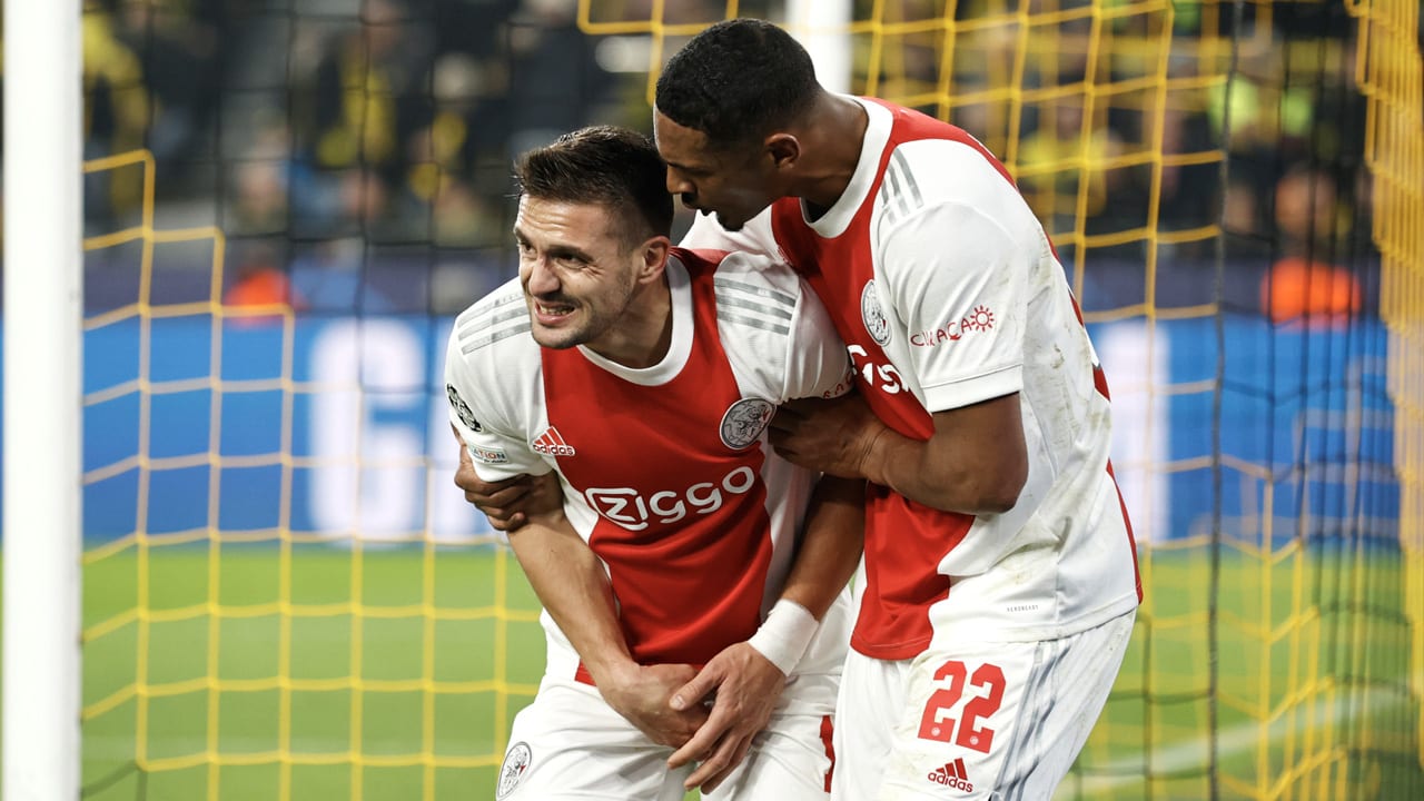 Dusan Tadic reageert op social media briljant op botsing met doelpaal na gelijkmaker