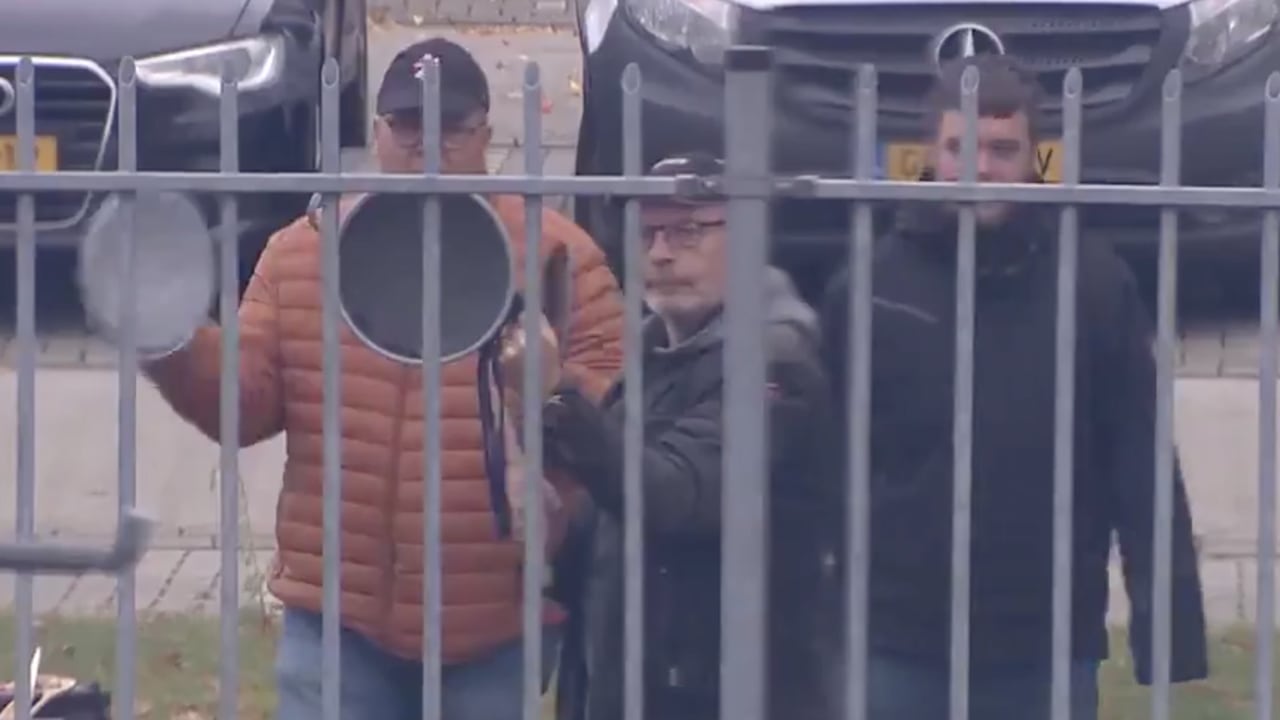 Supporters steunen Emmen buiten het stadion met potten en pannen