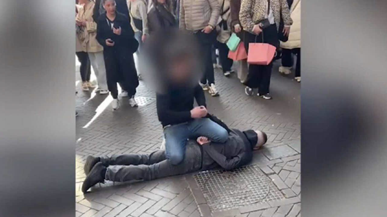 Video: Heldhaftige burger overmeestert dader steekpartij Amsterdam: 'Mag deze man een lintje?'