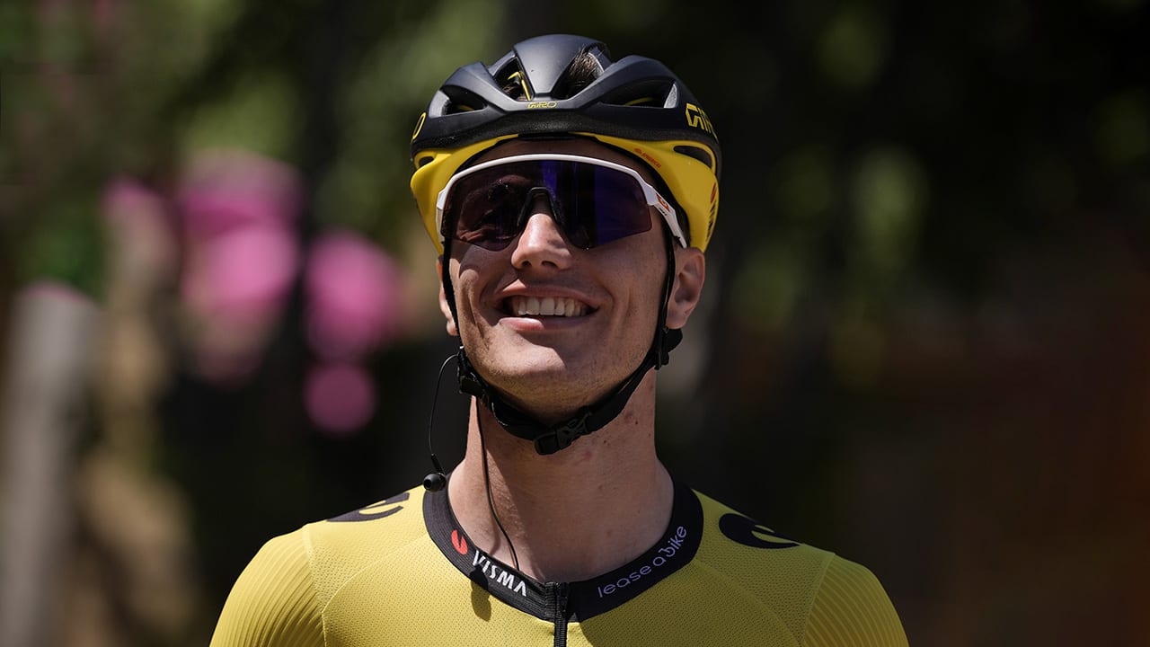 Olav Kooij boekt in Giro d'Italia eerste ritzege in grote ronde