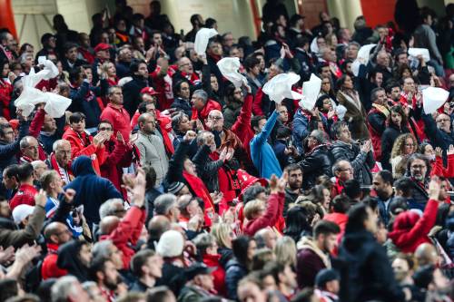 Ajax-fans gewond bij aanval op hotel