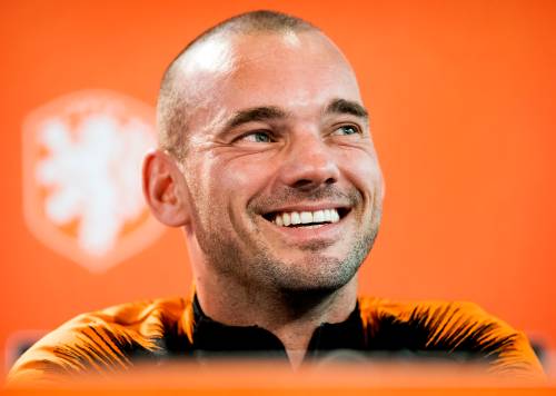 Twee treffers én rood voor Sneijder