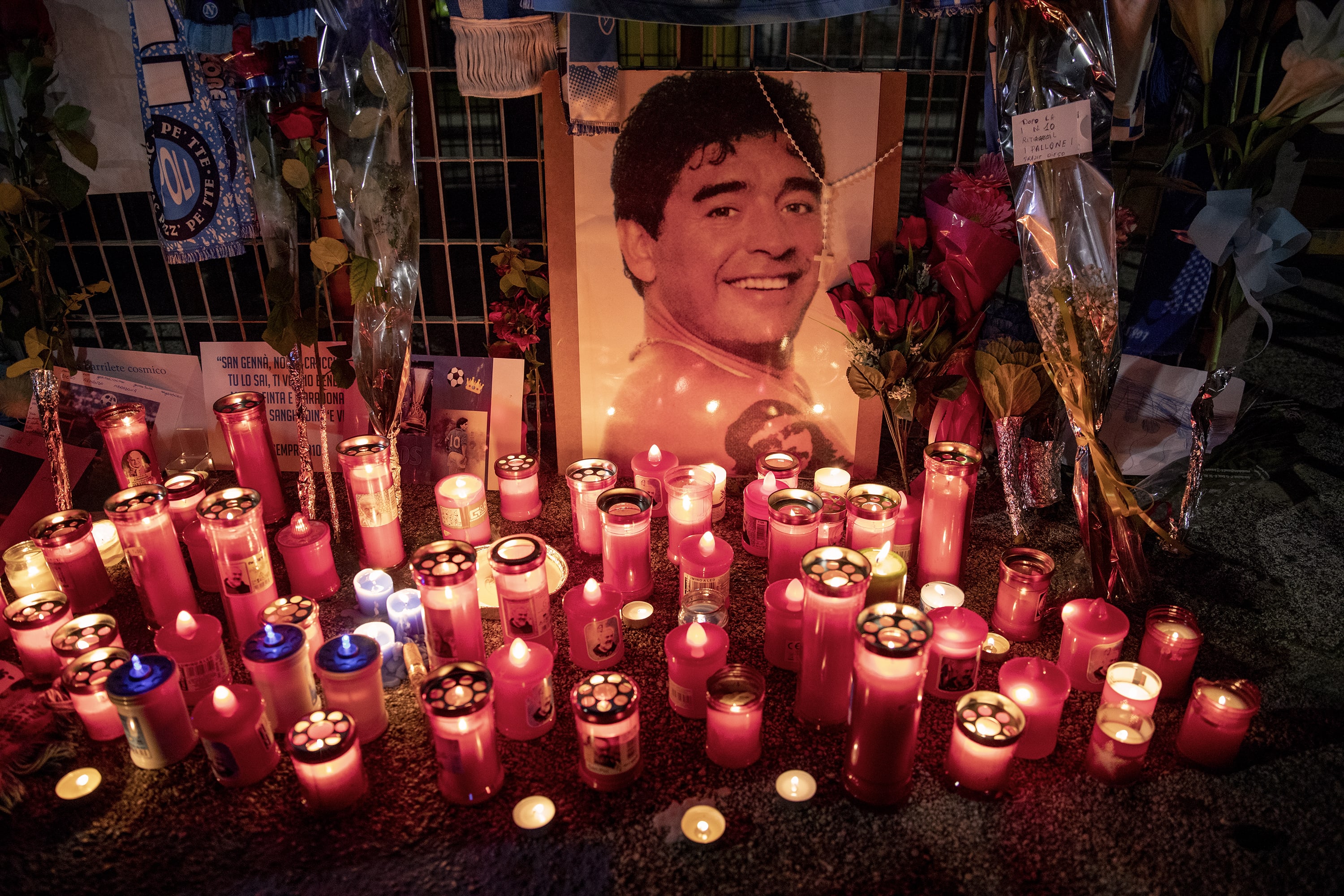 Mertens legt bloemen bij herdenkingsplek Maradona