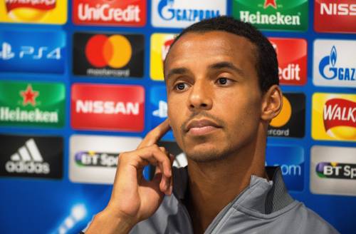 Van Dijk ziet Matip wegvallen bij Liverpool