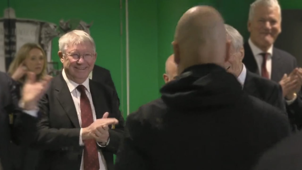 Mooie beelden: Sir Alex Ferguson applaudisseert voor Ten Hag na League Cup-winst