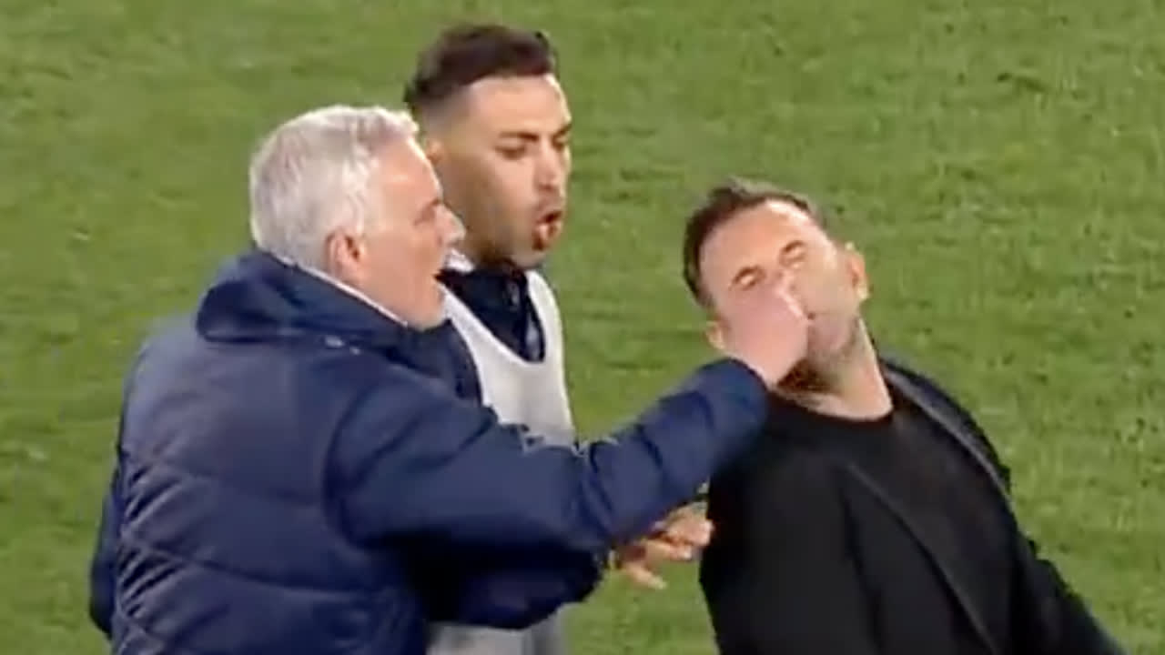 Video: José Mourinho knijpt trainer van Galatasaray in neus na bekeruitschakeling