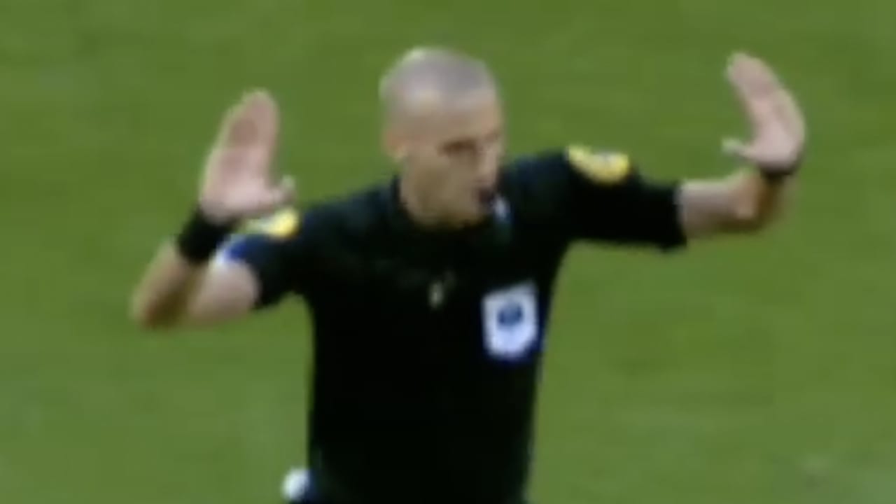 Franse arbiter stopt duel na homofobe koren