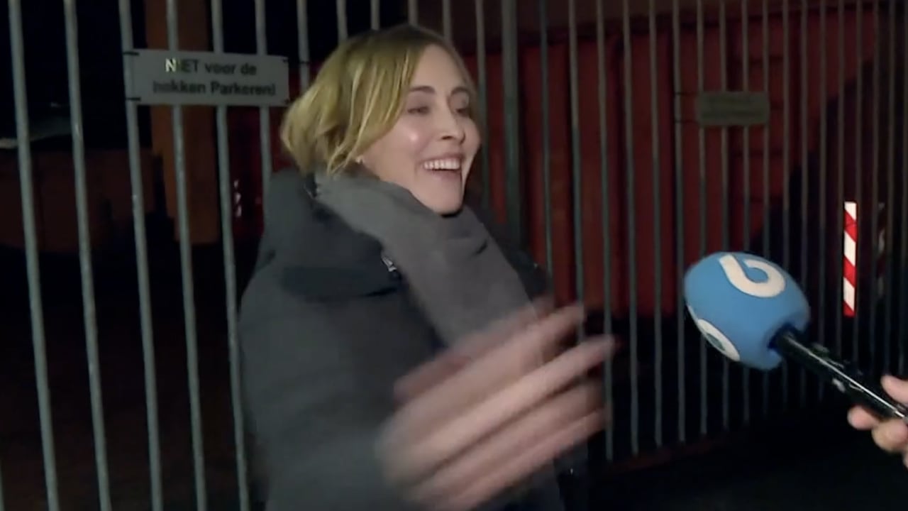 Anouk slaat lachend microfoon van Shownieuws weg: 'What the f*ck doen jullie nou weer hier?'