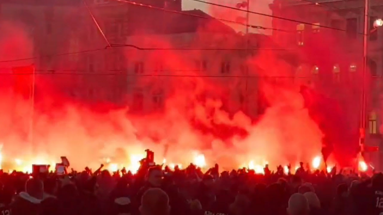 Video: honderden Ajax-fans vieren 125ste verjaardag op de Dam 