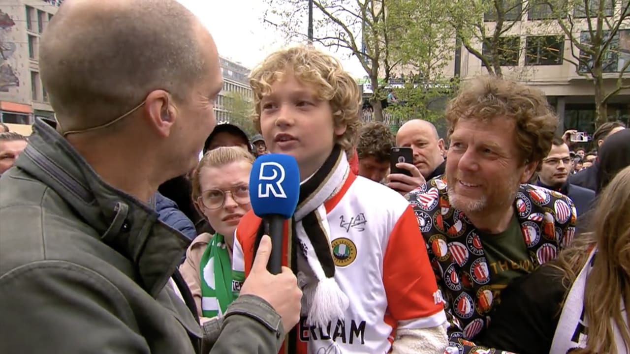 Amsterdamse Tim vooraan bij huldiging Feyenoord: 'Mijn vader heeft mij goed opgevoed'