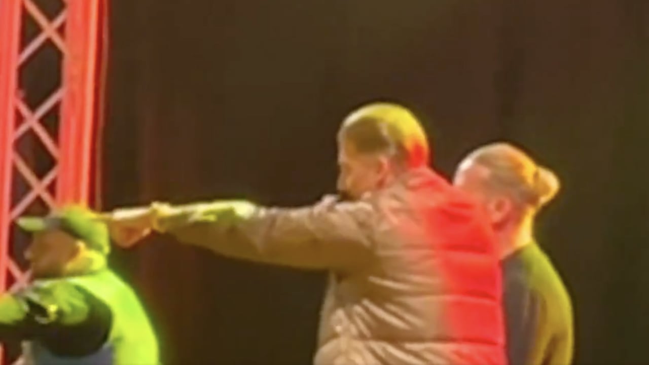 Video: Mart Hoogkamer stuurt biergooier weg: 'Wat ben jij een lul zeg!'