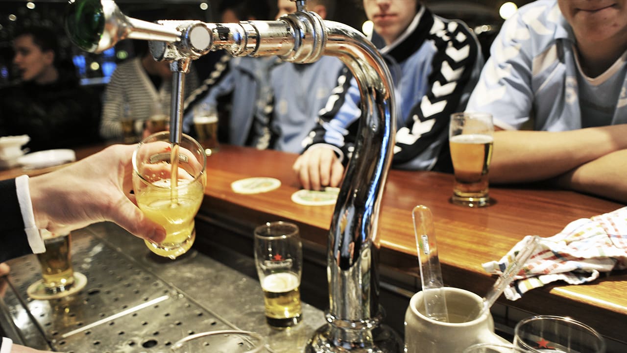 Bij deze amateurclub kost een biertje al 10 jaar 1,50 euro: 'Verhoog de prijs voor een tosti maar'