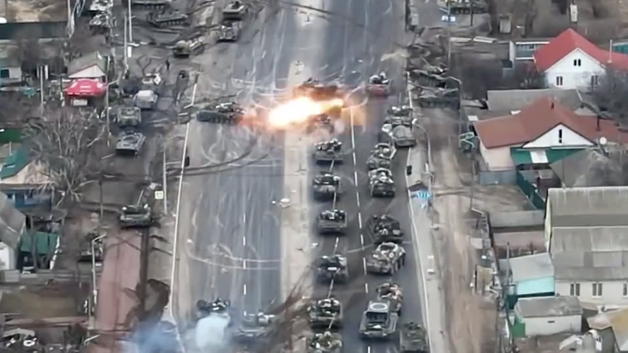 VIDEO: drone filmt aanval van Oekraïens leger op Russische tankcolonne