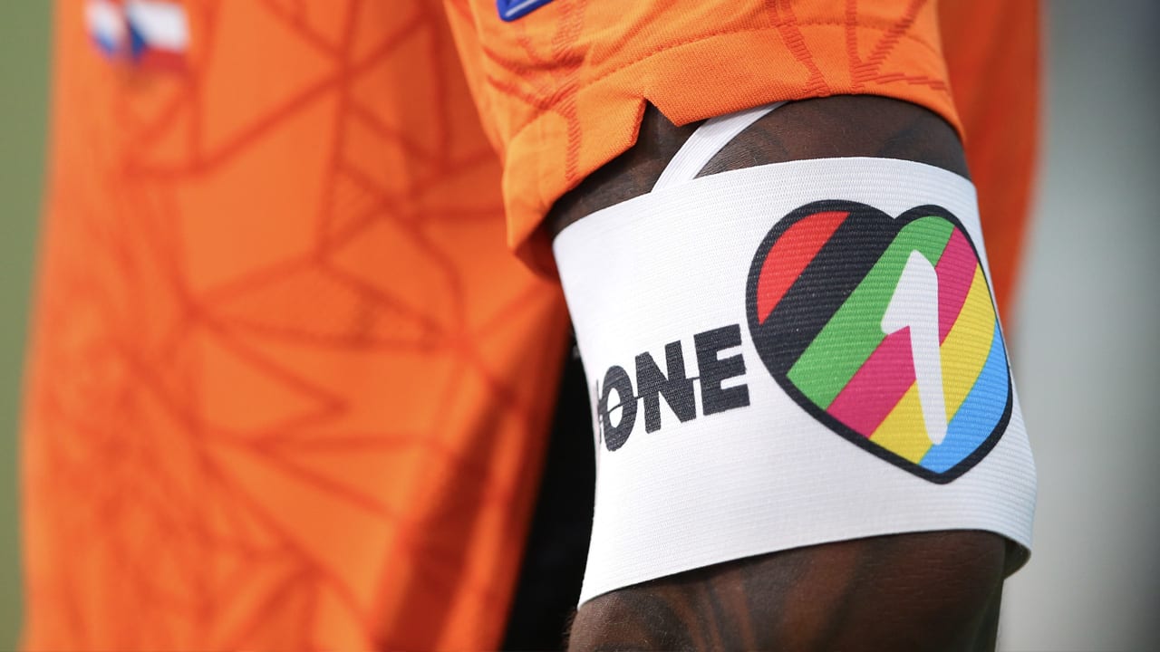 KNVB en Van Dijk bezwijken onder druk FIFA: geen OneLove-band tegen Senegal﻿