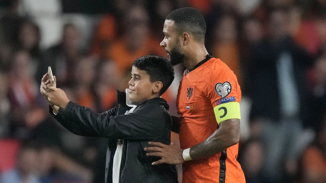 KNVB krijgt boete voor supporters op het veld bij Oranje