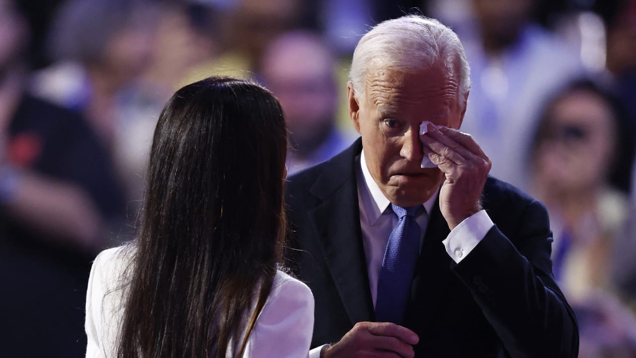 Geëmotioneerde Biden krijgt staande ovatie op conventie in Chicago