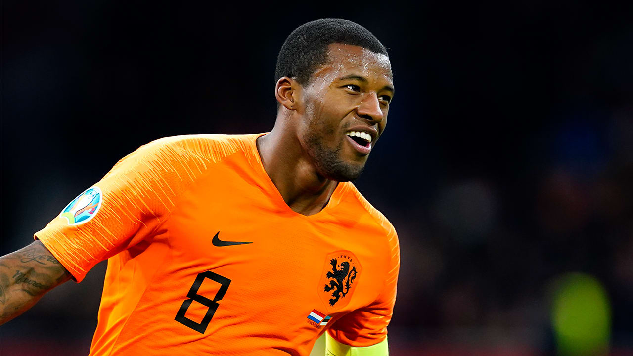 Wijnaldum neemt aanvoerdersband over van afwezige Van Dijk