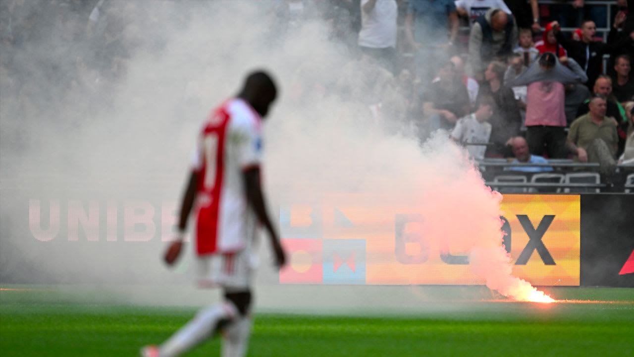 Ajax - Feyenoord definitief gestaakt na herhaaldelijk vuurwerk op veld