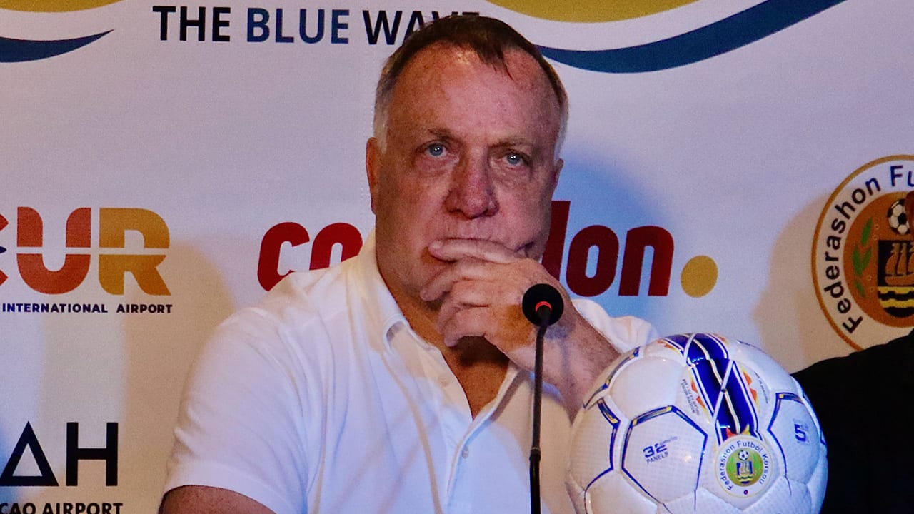 Dick Advocaat gepresenteerd bij Curaçao: 'Kwalificatie voor WK is realistisch'