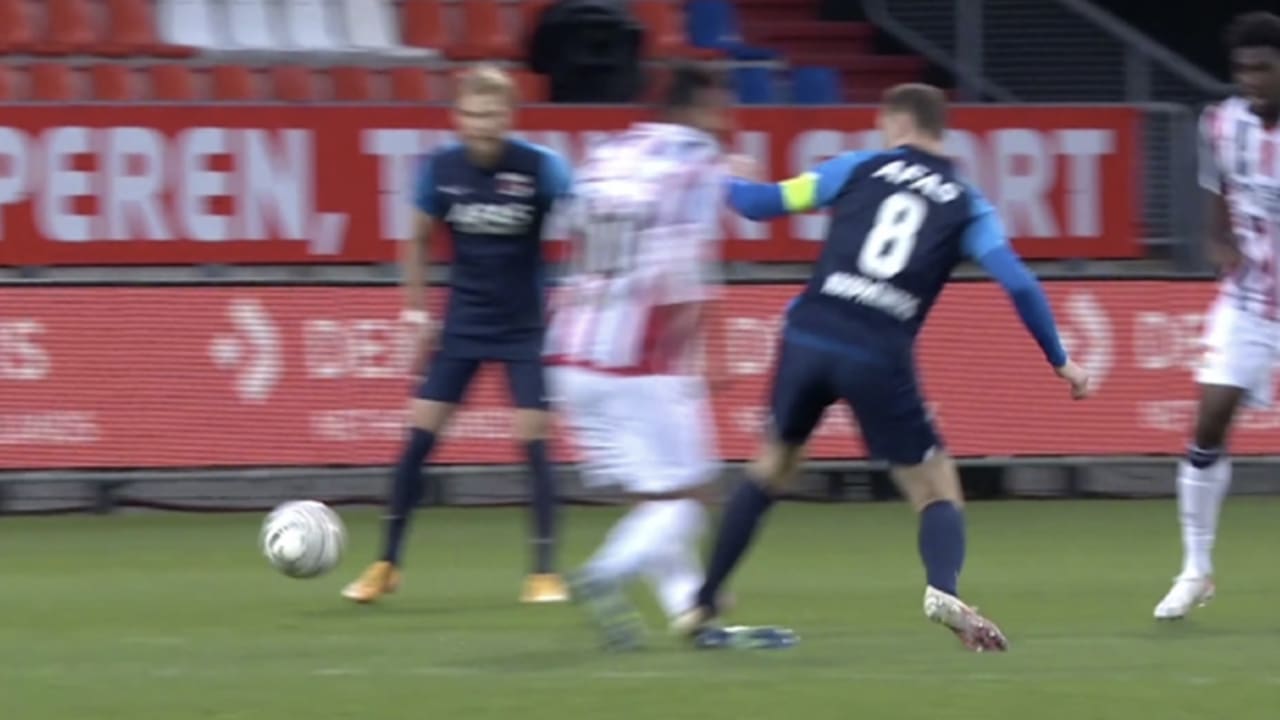 VIDEO: Koopmeiners pakt snelste rode kaart ooit voor AZ in Eredivisie