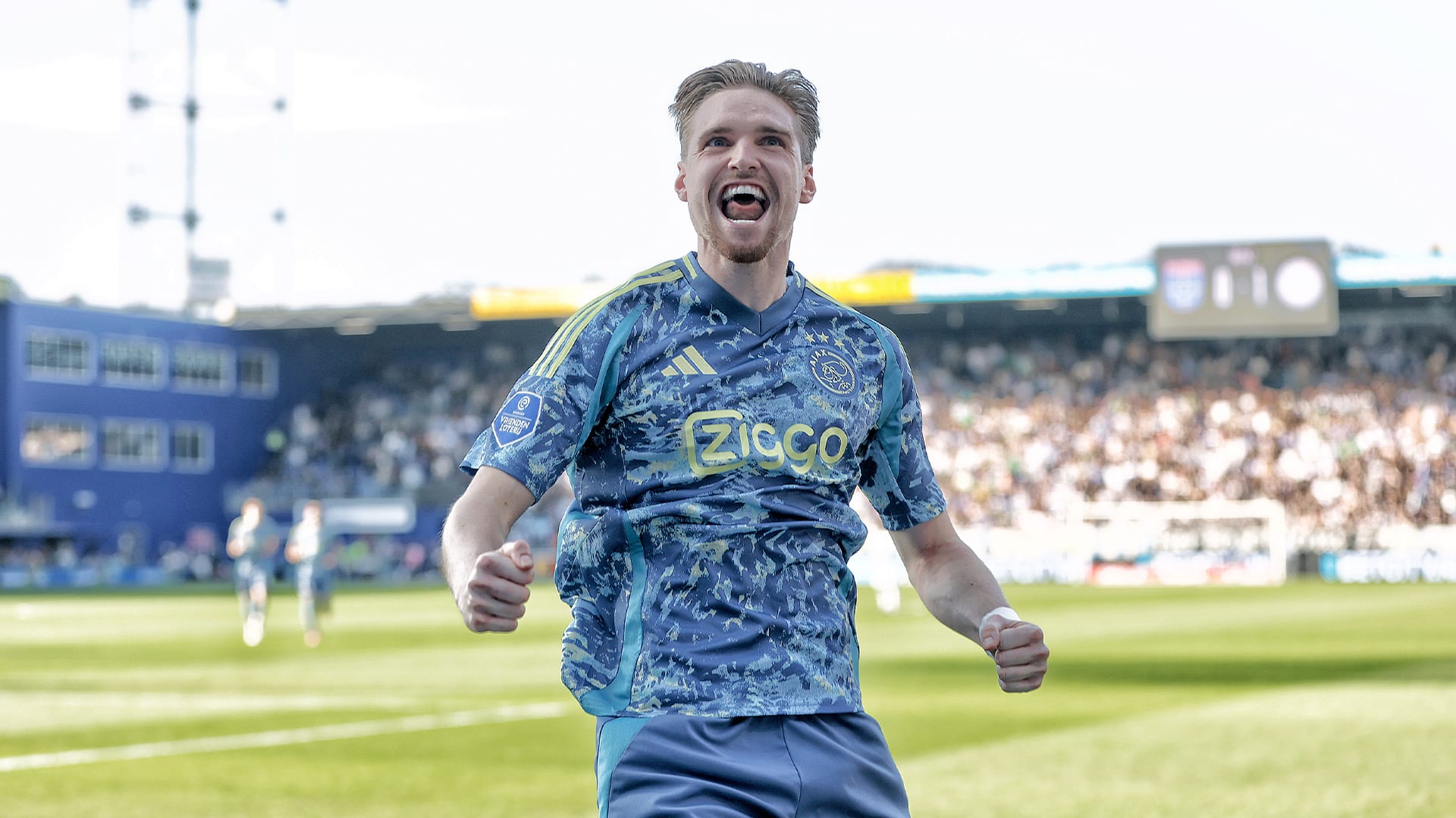 Taylor schiet Ajax vanaf penaltystip naar zege op PEC Zwolle