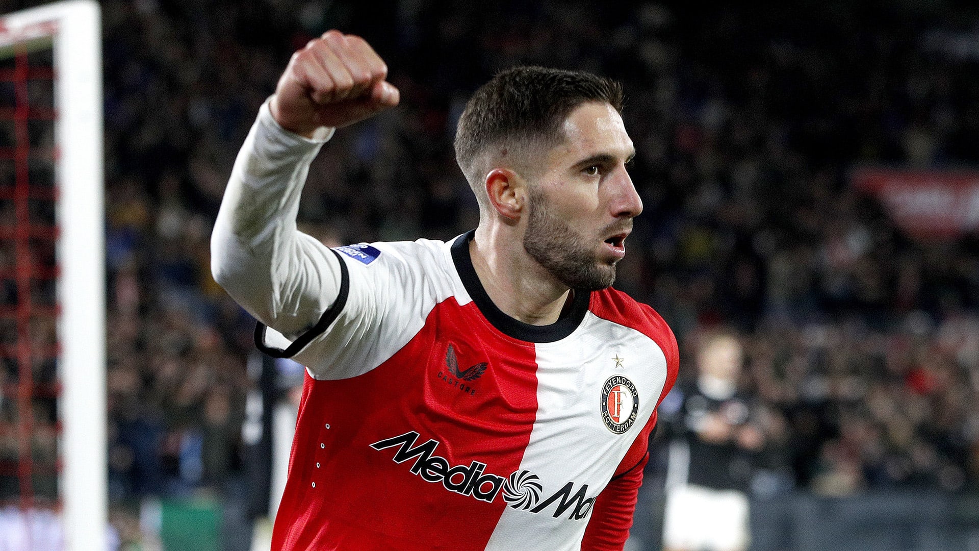 Feyenoord herstelt zich en wint in eigen Kuip van AZ