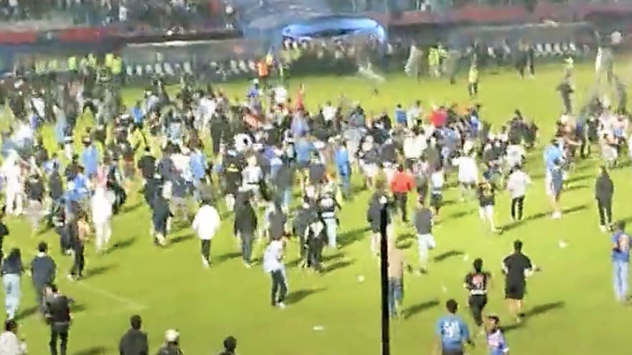 Voetbalwedstrijd in Indonesië eindigt in drama: 125 fans dood door rellen