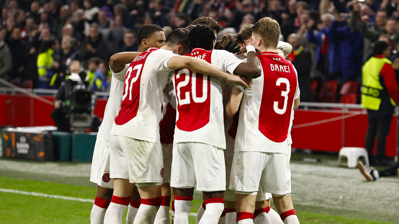 Ajax na zenuwslopende wedstrijd door naar achtste finales Europa League 