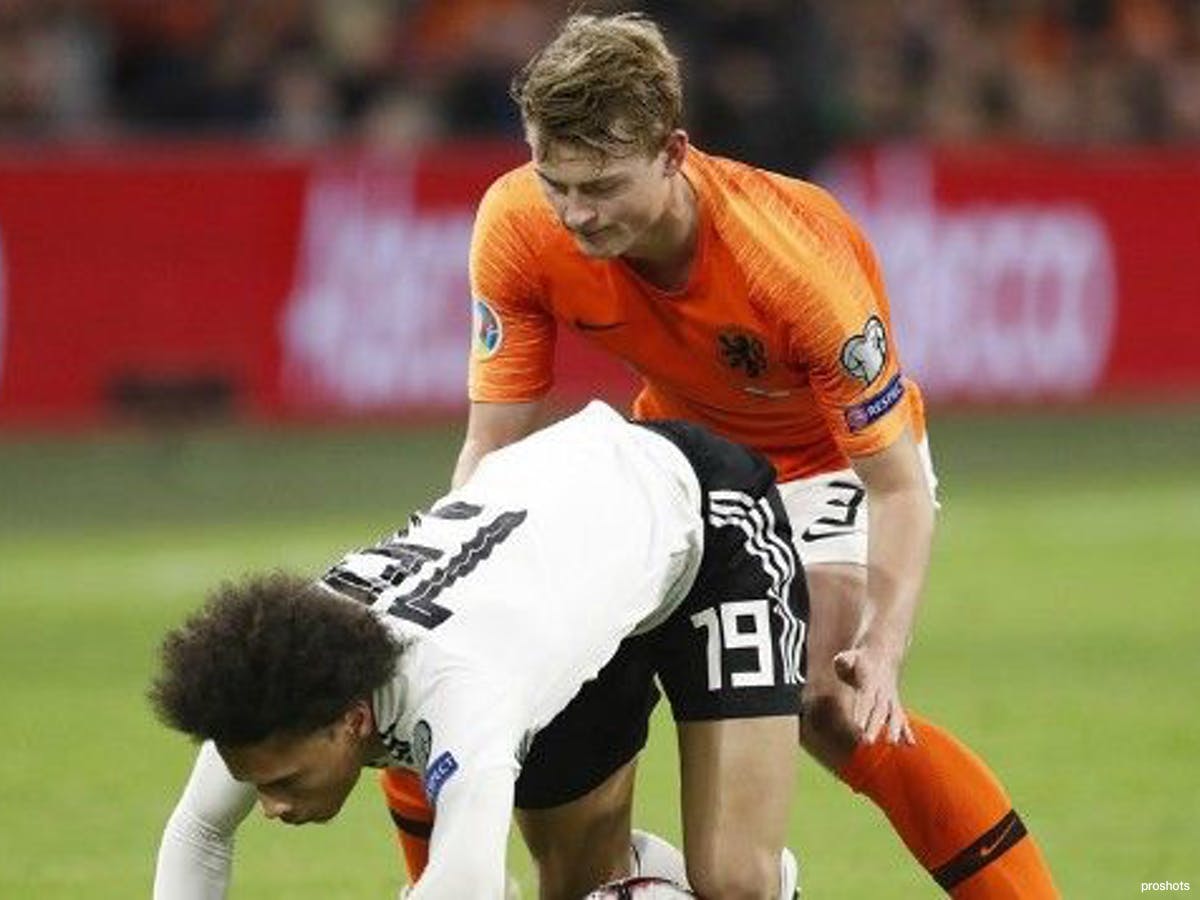 Oranje doet Duitsland pijn, Sané bloedend van het veld