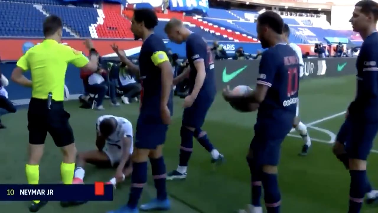 VIDEO: Gefrustreerde Neymar laat zich gaan en pakt rood
