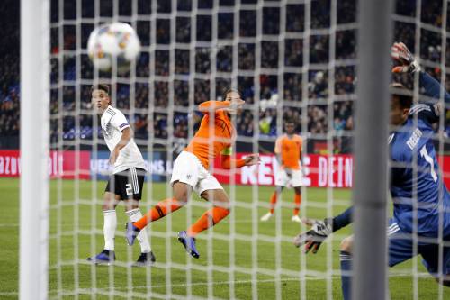 Oranje door late doelpunten naar finaleronde